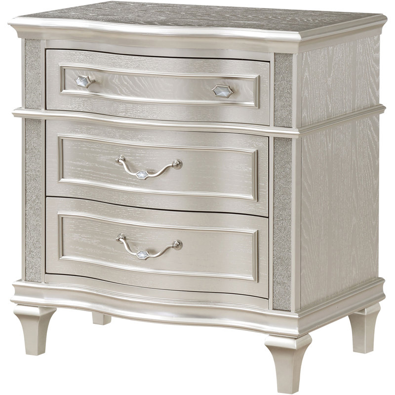 Chambre à coucher avec table de chevet à 3 tiroirs en chêne argenté avec quincaillerie hexagonale audacieuse et pieds fuselés tournés, 31,5 pouces de hauteur, 18 profonds de hauteur, contemporain classique, haut, 29,44 de large
