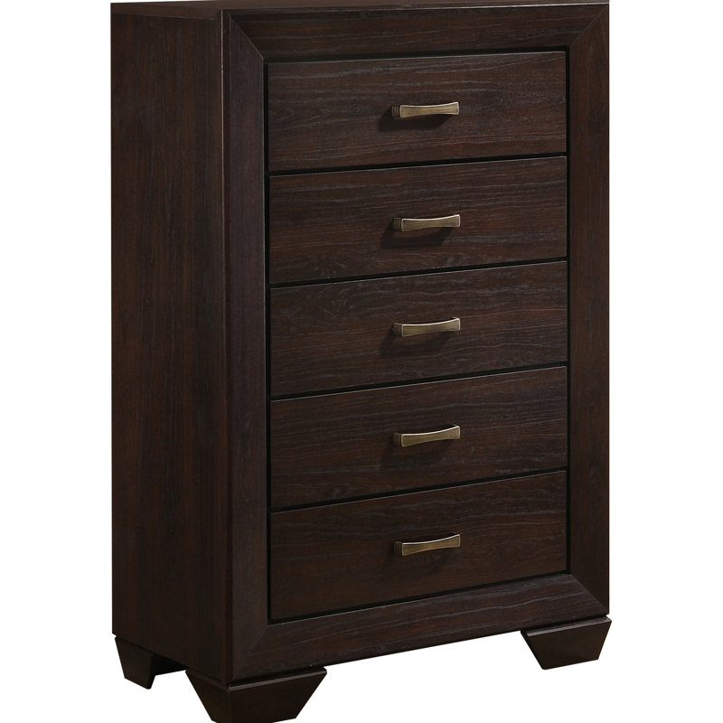Chambre à coucher avec 5 grands lits foncés avec grain de bois naturel et commode encadrée en chêne