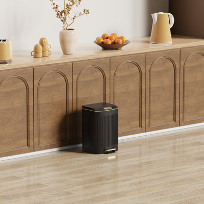 Poubelle de salle de bain 2,6 gallons, poubelle en acier inoxydable à large ouverture carrée, couvercle à fermeture en douceur et doublure intérieure amovible, pour la cuisine, la salle de bain, la chambre à coucher et le bureau à domicile (noir)