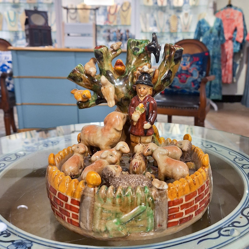 Figurine victorienne jouant sous l'arbre