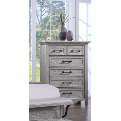Commode contemporaine de style gris clair avec six tiroirs de rangement et des poignées en métal pour les chambres à coucher modernes