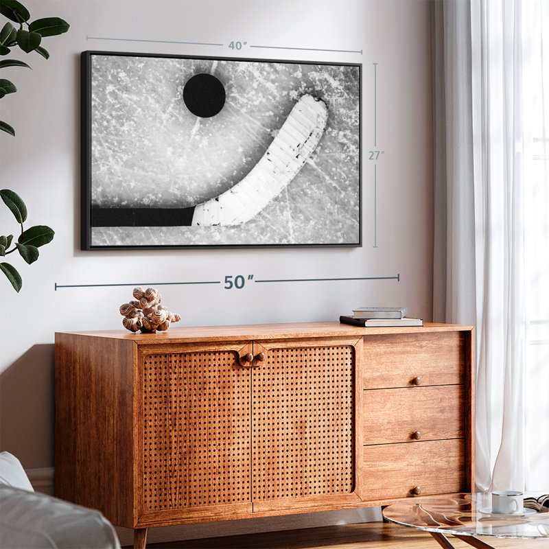 «Hockey Puck and Stick», reproduction sur toile, H 27 po x l 40 po