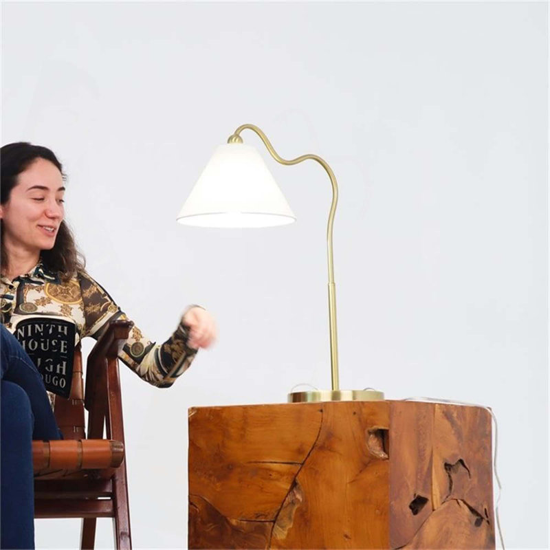 Lampe de table courbée en laiton avec abat-jour triangulaire blanc