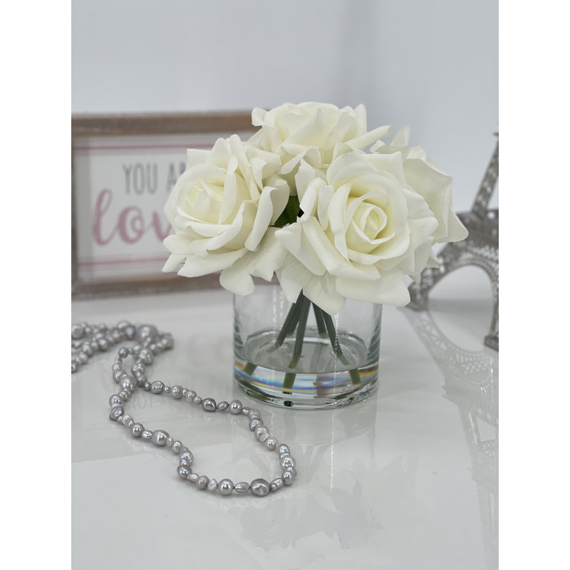 Arrangement de vraies roses dans un vase, Blanc