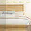 Grand lit et table de chevet-123386585