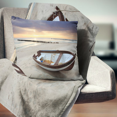 Bateau sur un magnifique lever de soleil sur le rivage - oreiller imprimé Sea & Shore