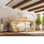 Grand lit mezzanine en bois massif avec garde-robe et rangement, tablettes intégrées, garde-corps pleine longueur et escalier, sans sommier, naturel
