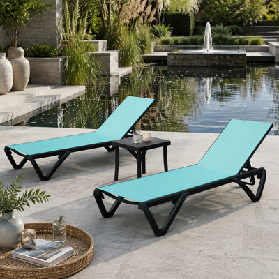 Ensemble de chaise longue d'extérieur inclinable avec dossier réglable, table d'appoint et roulettes pour une détente confortable dans divers environnements extérieurs