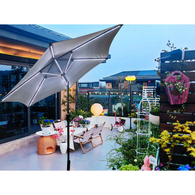 Parasol de patio rond de 9 pi avec rayures bleues, lumières à DEL solaires, 6 nervures en acier, évent, commande à manivelle, inclinaison à bouton-poussoir, 40+ Upf, intempéries et eau pour utilisation de jardin Pôle rayé de 1,49 po, système, 45 po