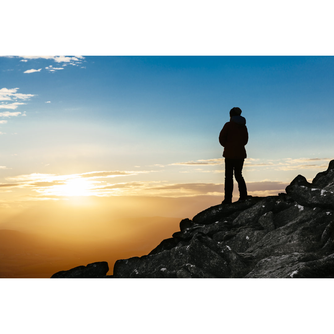 Silhouette einer Frau auf einem Berg bei Sonnenuntergang von Lucentius - Ohne Rahmen auf Leinwand