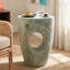 Table d'appoint moderne avec décoration, tabouret de jardin extérieur et table de bout intérieure