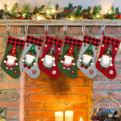 Ensemble de 6 bas de Noël 18 pouces avec 6 pièces de porte-bas de Noël en alliage de zinc Supports de cheminée réglables pour fournitures de manteau de fête de famille (style gnome)