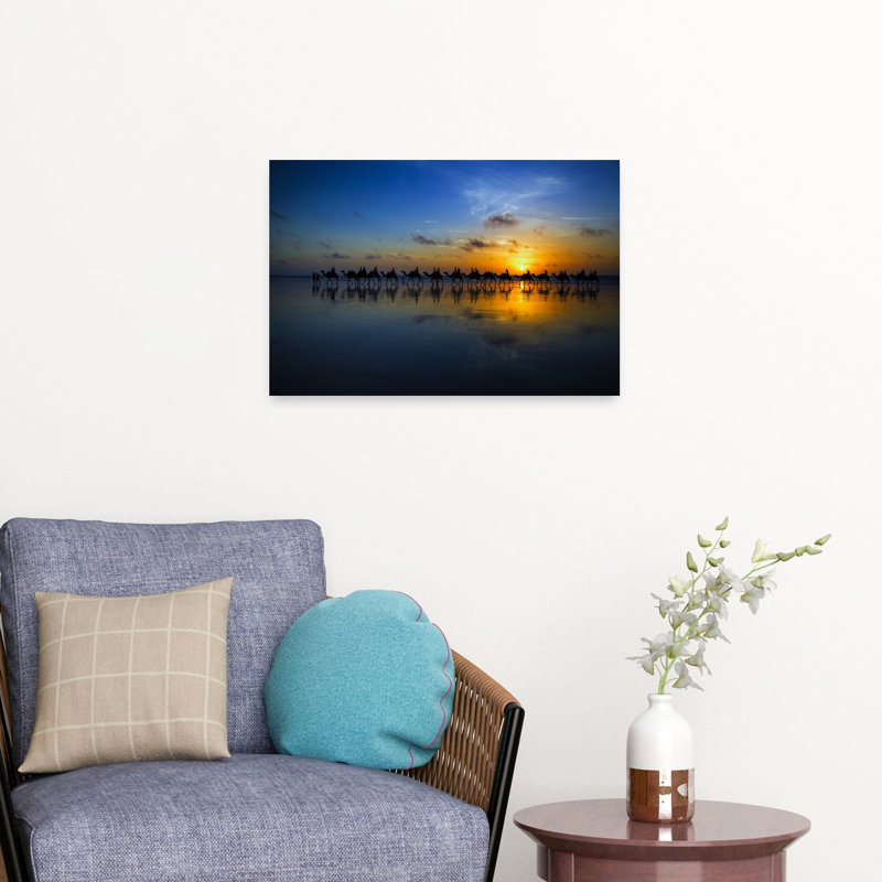 Chameaux sur une plage au coucher du soleil - Paysage de plage paisible, serein et tranquille (affiche murale), 16" H x 24" W