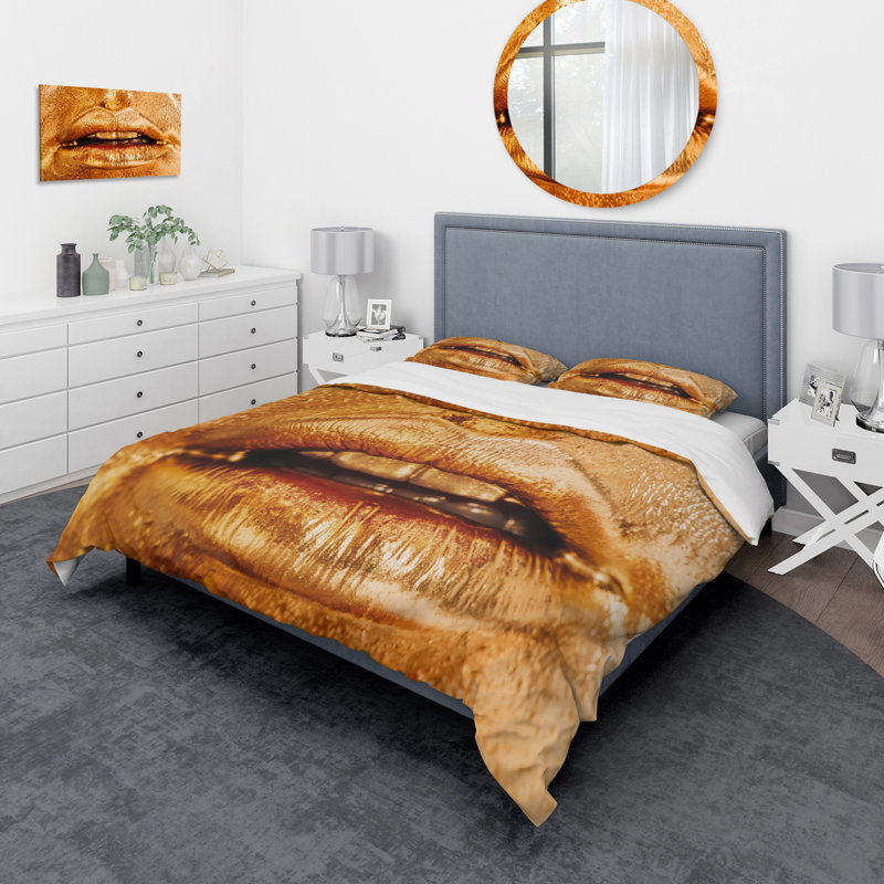 Gros plan sur des lèvres de femme avec un maquillage doré brillant - ensemble de housse de couette moderne - polyester en microfibre