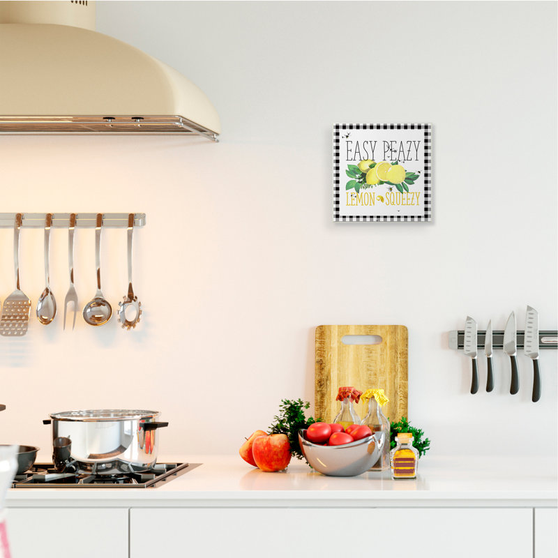 «Easy Peazy Lemon Squeezy Kitchen Humor Plaid Word Design» par the Evening Evening Post - impression d'art graphique
