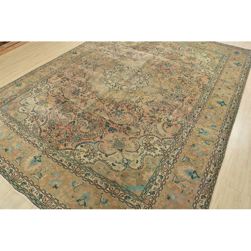 Tapis unique 9 pi 7 po x 12 pi 4 po Gavro