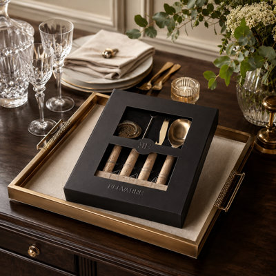 Coffret d'accessoires de bar en travertin et acier avec support, présenté dans un coffret-cadeau, idéal pour la préparation de cocktails à la maison. Accessoires de bar pour la table à manger. Ensemble de 4 pièces, 30 cm, crème et or.