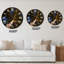 Vue en contre-plongée des arbres avec une allée - Horloge murale traditionnelle-99177445