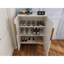 Buffet blanc moderne pour la présentation et le rangement de la salle à manger, poignées dorées, esthétique épurée, options de rangement polyvalentes, bois d'ingénierie, armoire compacte limitée avec poignées, barre de cuisine, élégant