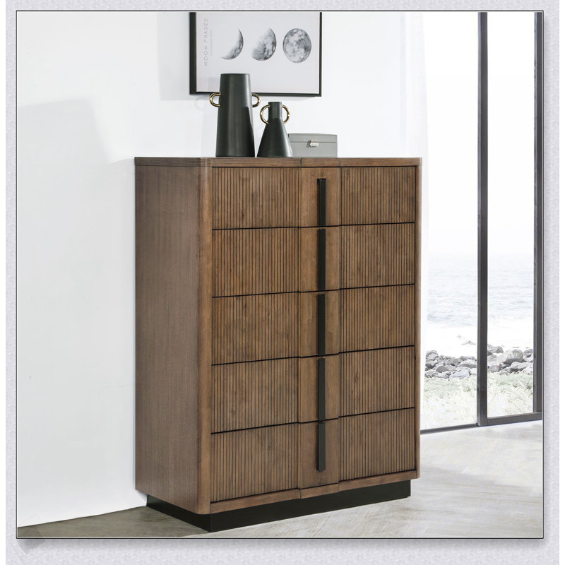 Commode à 5 tiroirs Moraga Ash Brown, solution de rangement spacieuse et élégante pour les chambres à coucher modernes et les espaces de vie