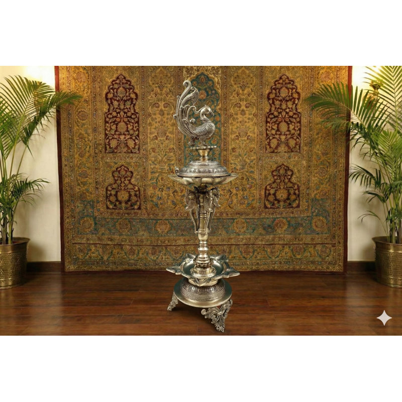 Lampe paon en laiton (Annam) faite à la main de 24 pouces avec plomb - Temple Diya de Multiwick South, lampe rituelle à deux niveaux avec motifs de perroquets et d'éléphants