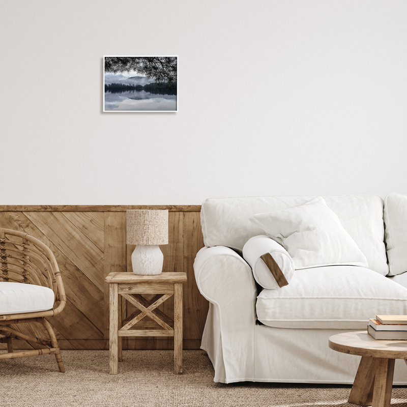 Arbres entourant le lac Hazy Mountainous Landscape par Kelly Sinclair - photographie, H 11 po x l 14 po x P 1,5 po