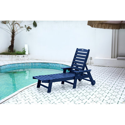 Chaise longue d'extérieur avec texture en bois