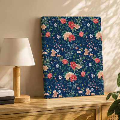 Toile d'un motif floral sans soudure avec une variété de fleurs murales et un feuillage vert luxuriant posé sur une toile murale bleu marine foncé