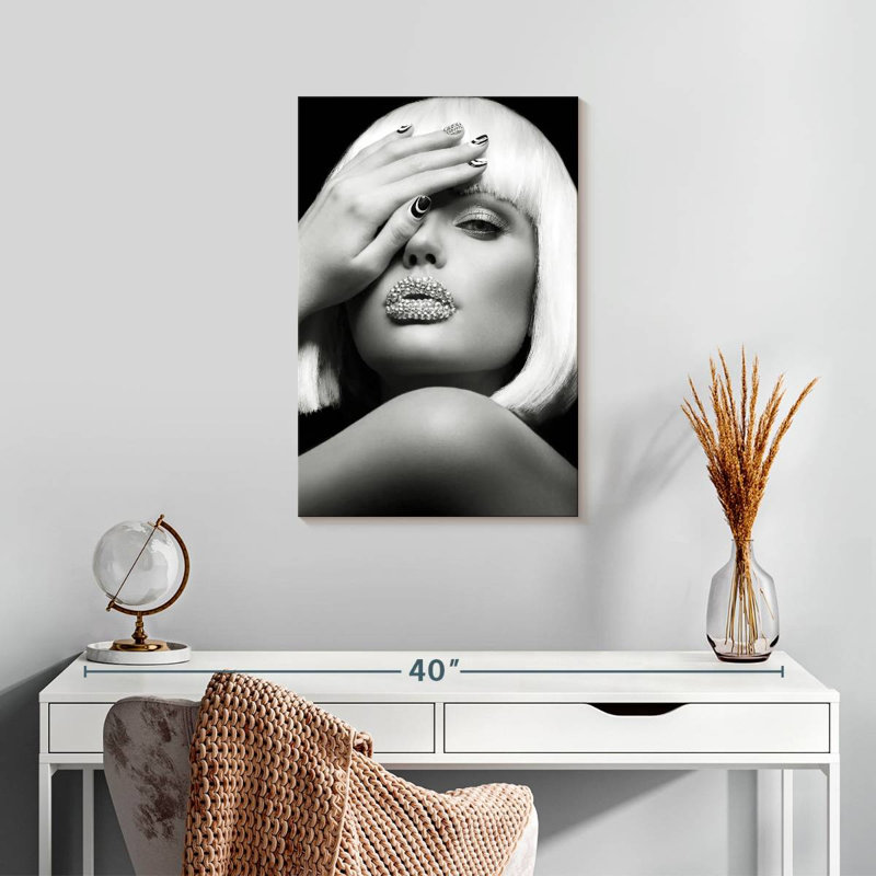 Senne Diamond Lips, 24" H x 16" W