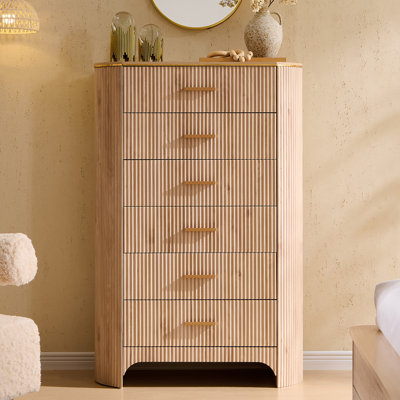 Commode haute cannelée 6 tiroirs avec profil incurvé, chêne clair
