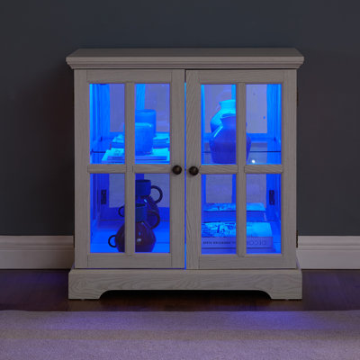Vitrine à deux portes de style rétro avec tablettes réglables et fermeture magnétique, parfaite pour la décoration et le rangement