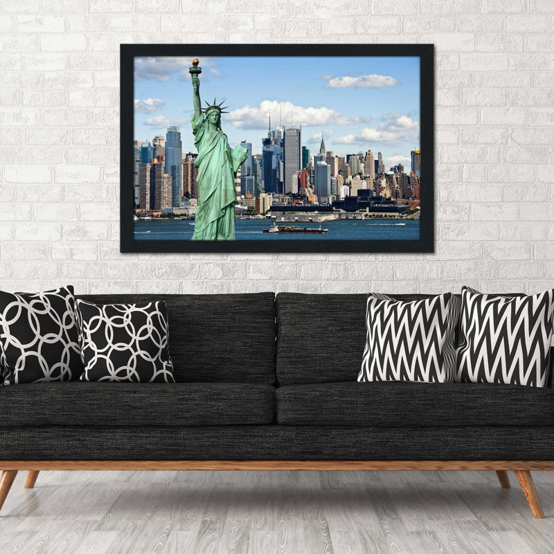 «Lady Liberty NYC», reproduction de photo encadrée, H 21,5 po x l 27,5 po x P 0,75 po, Cadre espresso