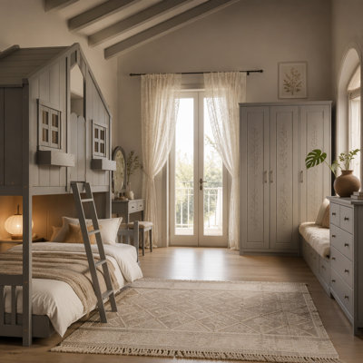Lit superposé au-dessus de la maison avec fenêtre de toit avec fenêtre et barrière de sécurité