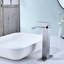 Robinet de lavabo de salle de bain à poignée simple avec bec cascade-115721349