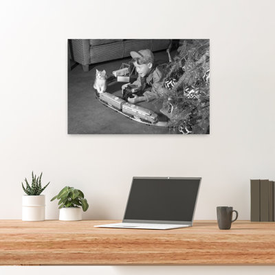 1950 s, garçon, ingénieur, tenue, chaton, jouer, train électrique, par, arbre de Noël, rétro, arbre de Noël rétro, chat, animal, hiver, art mural