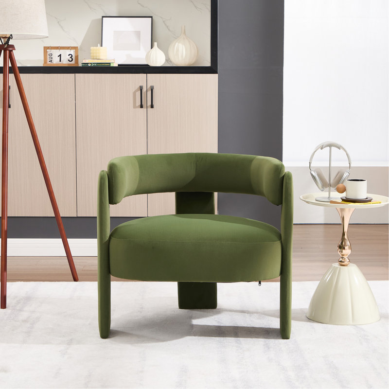 Simple moderne en velours pour l'espace de vie principal, avec des coussins dodus et une chaise d'appoint avec cadre en métal