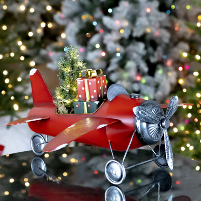Petit avion avec arbre de Noël illuminé