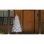 L'arbre de Noël blanc traditionnel avec des supports en métal-749798445