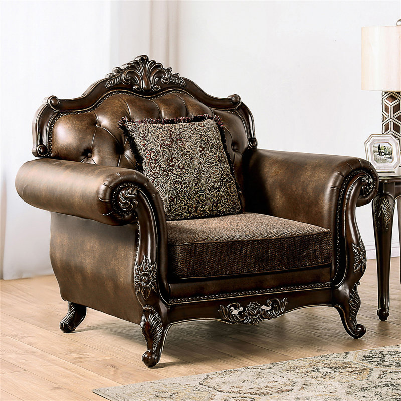 Chaise d'appoint luxueuse au design classique, parfaite pour les intérieurs traditionnels et les espaces de vie élégants.