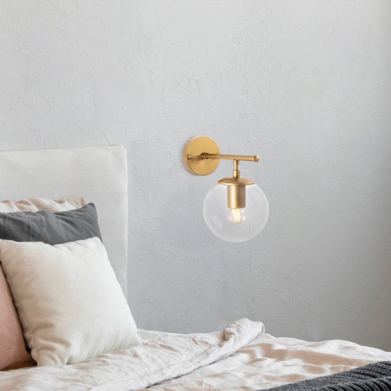 Lampe murale élégante, finition dorée moderne, 9,8 x 9,4 x 9,4 pouces | Corps en métal durable avec capuchon en verre | Douille E14, 40 W maximum | Parfait pour les décors scandinaves et glamour, solution d'éclairage élégante pour n'importe quelle pièce