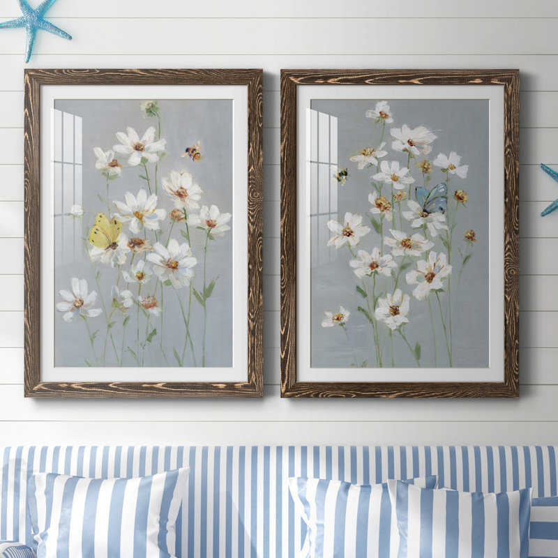 «Gathering Daisies I» - Peinture, Papier avec cadre noyer, Blanc, H 44 po x l 31 po x P 1 po