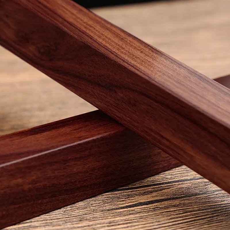 Chaise sculptée en bois de rose, Face à la gauche