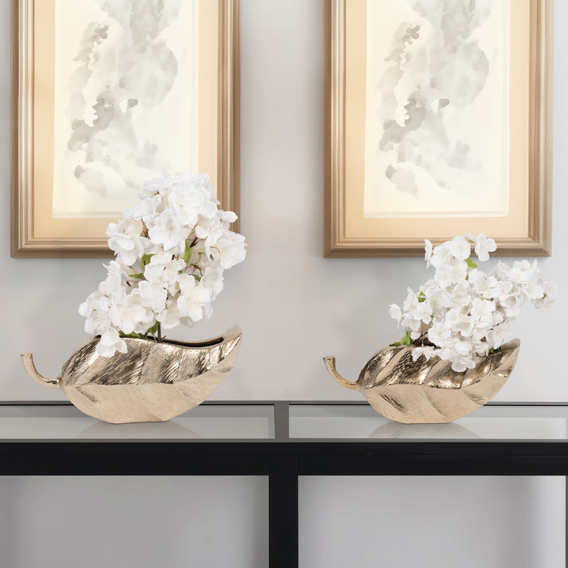 Ensemble de 2 vases élégants à motif de feuilles de couleur dorée Sagebrook Home, idéal pour les amateurs de décoration intérieure, ajout de pièce maîtresse chic.