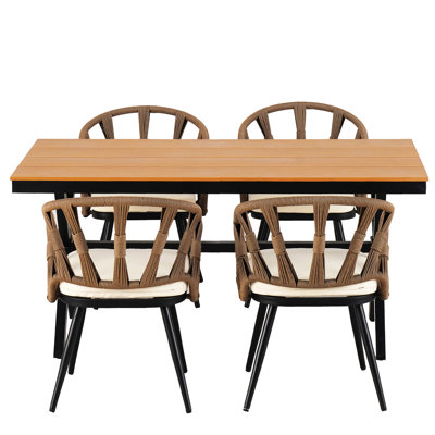 Mobilier d'extérieur remarquable avec chaises en PE et table en bois en plastique