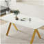 Table de salle à manger rectangulaire avec un plateau en verre trempé avec un motif en marbre et des pieds en métal doré, idéal pour les repas au restaurant.