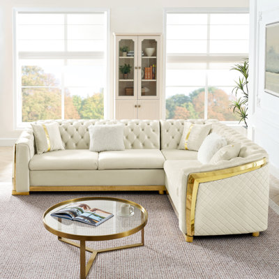 Canapé modulaire luxueux en L 106 pouces avec accents en acier inoxydable doré, bouton en velours, 5 sièges, coussins, rembourrage en mousse pour une maison confortable, beige, siège moelleux, dossier, accoudoirs roulés Modern Living