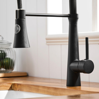 Robinet de cuisine noir rétractable, conception à poignée simple, fabrication robuste en laiton, revêtement anticorrosion, réglages de jet et de jet, installation facile