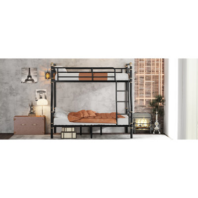 Le lit double en métal au-dessus d'un grand lit ajoute de la valeur à la chambre à coucher.