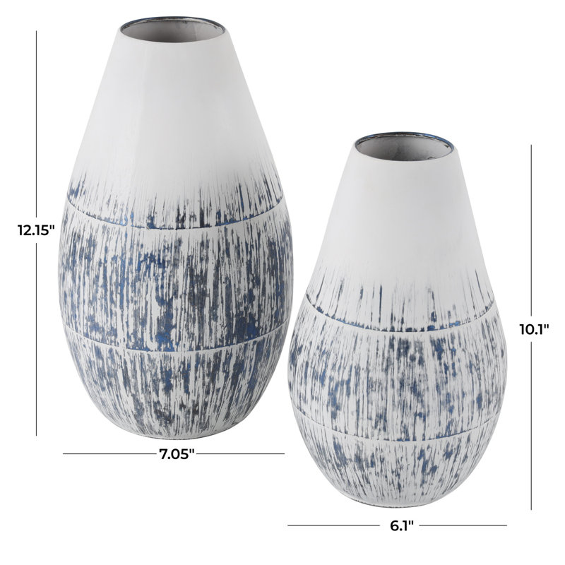 Ensemble de vases décoratifs élisabéthains en métal bleu brossé sur fond blanc