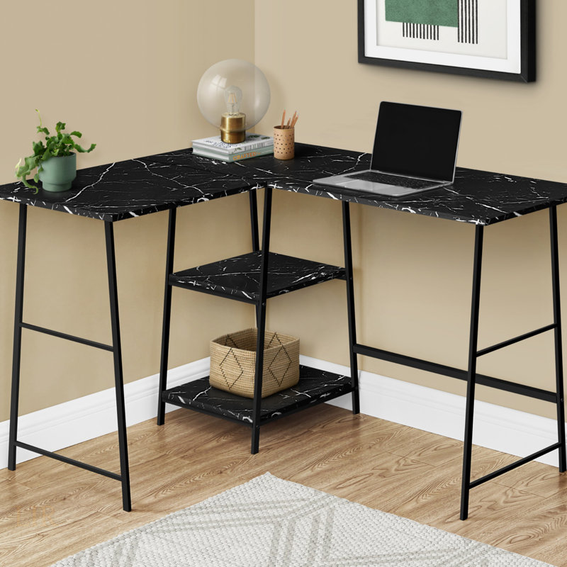 Bureau d'ordinateur moderne en L avec tablettes de rangement, idéal pour les petits bureaux à domicile et l'utilisation efficace de l'espace.